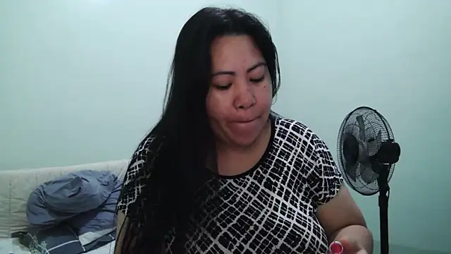 Snapshot of TeaseNPlease_13 chatting on 12.18.25 TeaseNPlease 13 online show from 12.18.25