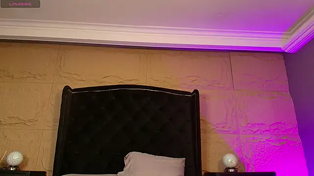 Snapshot of naomi_hill1 chatting on 10.10.25 naomi hill1 online show from 10.10.25