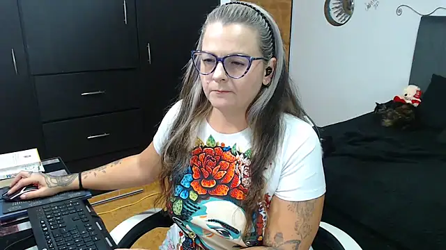 perlagoloza05 online show from 10.28.25