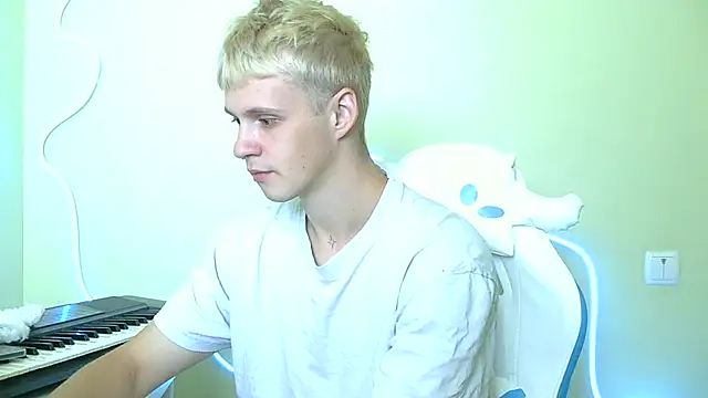 Snapshot of _Timmy_Boy_ chatting on 10.04.25 Timmy Boy online show from 10.04.25