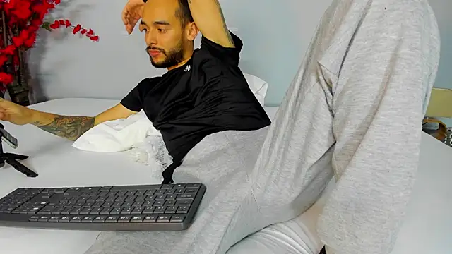 Snapshot of 2_fire chatting on 11.08.25 2 fire online show from 11.08.25