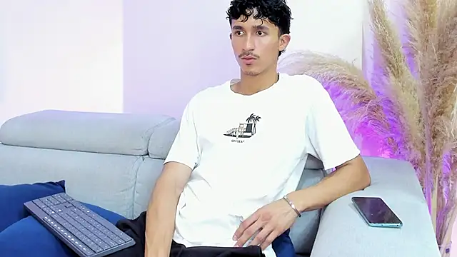 Snapshot of TOBIASFERRER chatting on 10.21.25 TOBIASFERRER online show from 10.21.25