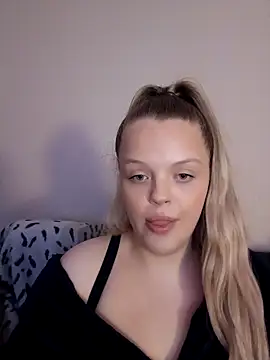 Snapshot of AuroraMaexox chatting on 10.04.25 AuroraMaexox online show from 10.04.25