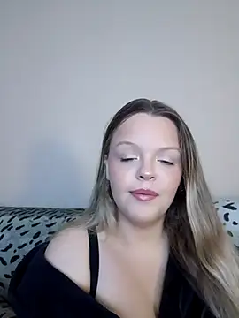 Snapshot of AuroraMaexox chatting on 10.05.25 AuroraMaexox online show from 10.05.25