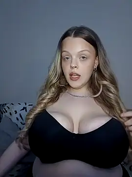 Snapshot of AuroraMaexox chatting on 10.18.25 AuroraMaexox online show from 10.18.25