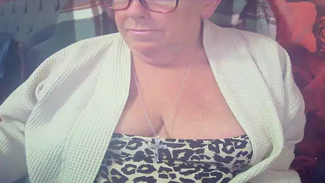 Snapshot of Playful_MILF_Demi chatting on 06.11.26 Playful MILF Demi online show from 06.11.26