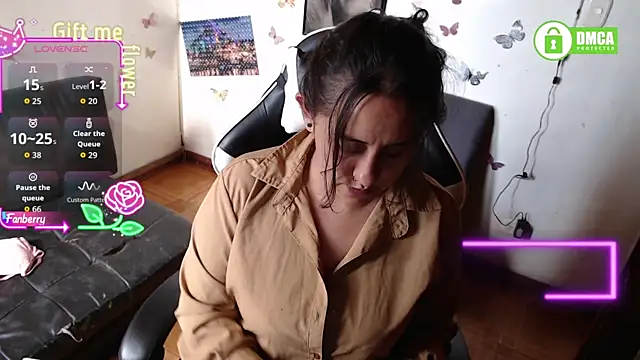 Snapshot of MelRaiise chatting on 12.03.25 MelRaiise online show from 12.03.25