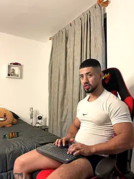 Snapshot of Ezzio_Scolaro chatting on 10.17.25 Ezzio Scolaro online show from 10.17.25