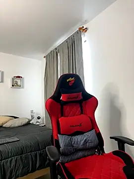 Snapshot of Ezzio_Scolaro chatting on 10.26.25 Ezzio Scolaro online show from 10.26.25