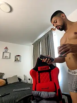 Snapshot of Ezzio_Scolaro chatting on 10.29.25 Ezzio Scolaro online show from 10.29.25