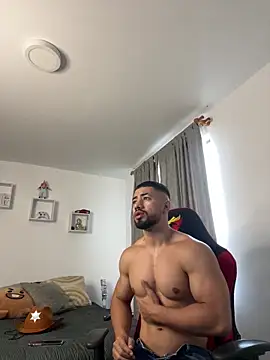 Snapshot of Ezzio_Scolaro chatting on 10.31.25 Ezzio Scolaro online show from 10.31.25