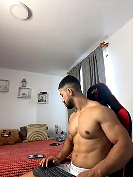 Snapshot of Ezzio_Scolaro chatting on 11.11.25 Ezzio Scolaro online show from 11.11.25