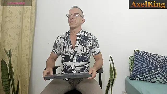Snapshot of _axelking_ chatting on 07.16.26 axelking online show from 07.16.26