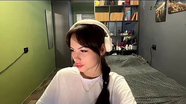 Snapshot of MysticAlisa chatting on 10.17.25 MysticAlisa online show from 10.17.25