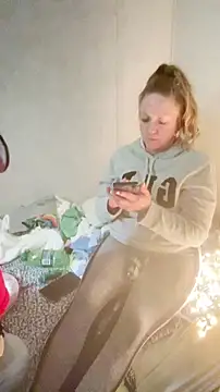 Snapshot of amandatheblondewife chatting on 12.16.25 amandatheblondewife online show from 12.16.25