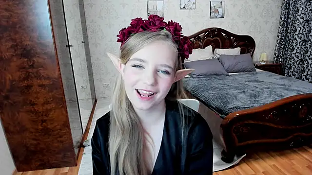 LunaCosplay online show from 10.21.25