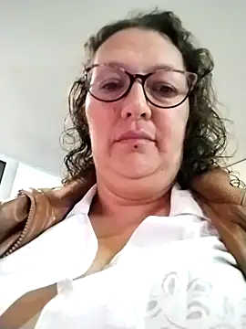 Snapshot of -saraqueen- chatting on 10.22.25 -saraqueen- online show from 10.22.25