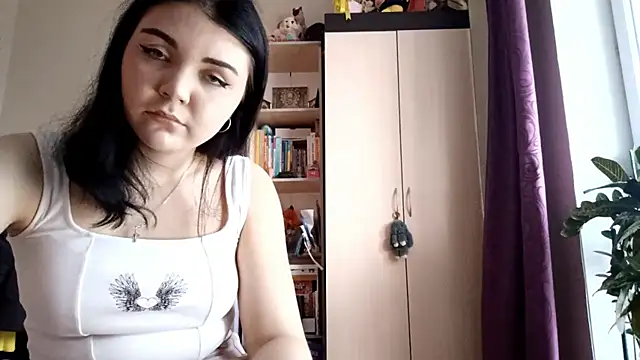 Snapshot of Abi_bee chatting on 10.21.25 Abi bee online show from 10.21.25