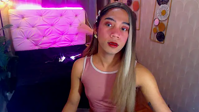 Snapshot of Seductive_nathalie chatting on 10.17.25 Seductive nathalie online show from 10.17.25