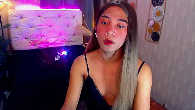 Snapshot of Seductive_nathalie chatting on 10.18.25 Seductive nathalie online show from 10.18.25