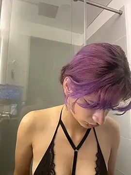 Snapshot of sukulaurens chatting on 12.23.25 sukulaurens online show from 12.23.25