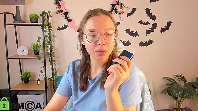 Nuura Moore online show from 11.04.25