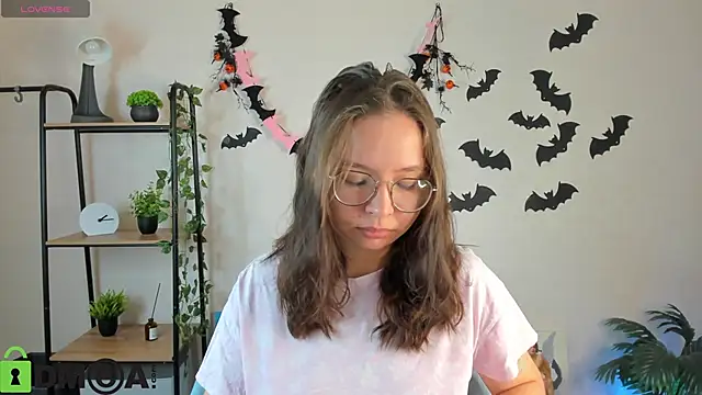 Nuura Moore online show from 11.05.25