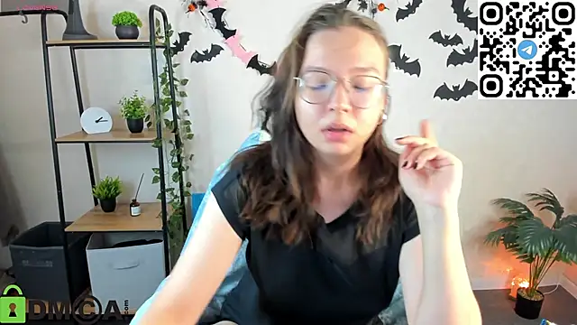 Nuura Moore online show from 11.08.25