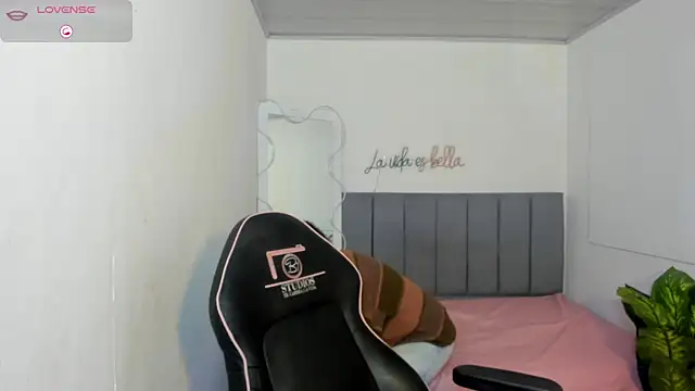 THIANA TAY online show from 10.25.25