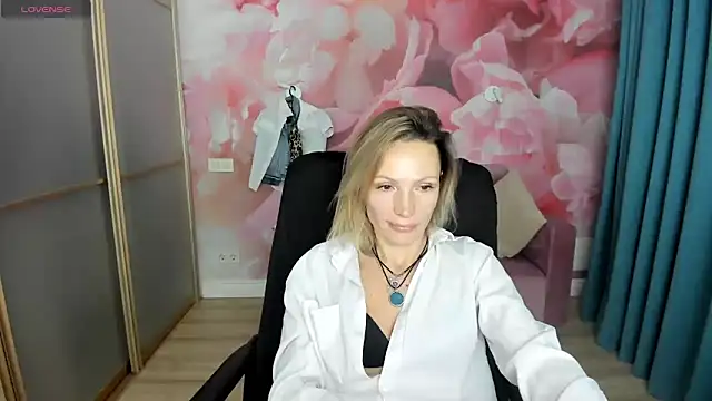 Snapshot of AlinaMoor chatting on 01.06.26 AlinaMoor online show from 01.06.26