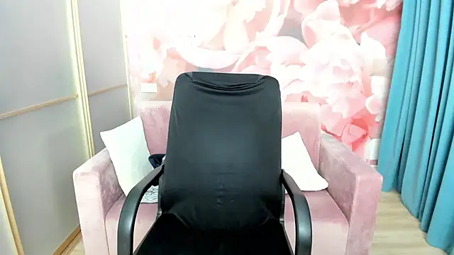 Snapshot of AlinaMoor chatting on 02.13.26 AlinaMoor online show from 02.13.26