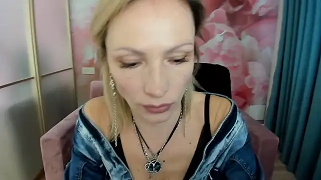 Snapshot of AlinaMoor chatting on 02.16.26 AlinaMoor online show from 02.16.26