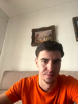 Snapshot of suarezz_ chatting on 10.12.25 suarezz  online show from 10.12.25