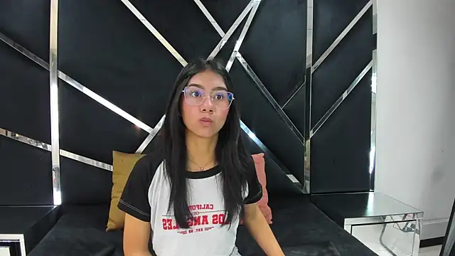 Mia clark18 online show from 10.29.25