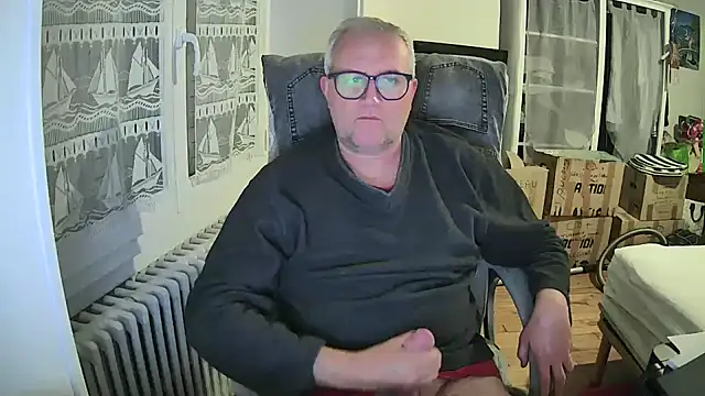 Snapshot of macdut67 chatting on 05.18.26 macdut67 online show from 05.18.26