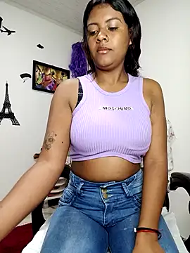 Snapshot of vannesitha25 chatting on 10.21.25 vannesitha25 online show from 10.21.25