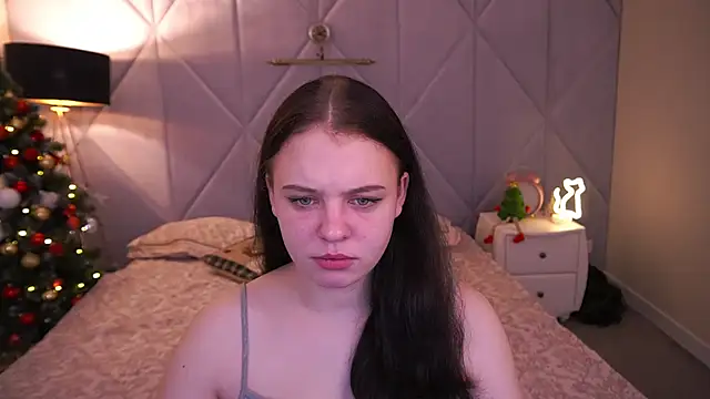 SnowWhiti online show from 12.14.25