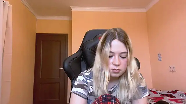 HotLuna69 online show from 12.17.25