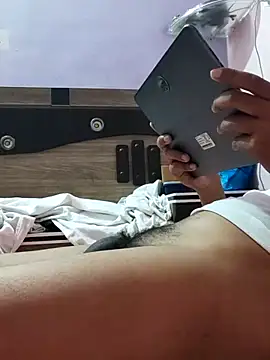 Snapshot of vickymtrb chatting on 10.28.25 vickymtrb online show from 10.28.25