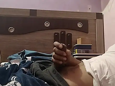 Snapshot of vickymtrb chatting on 11.14.25 vickymtrb online show from 11.14.25