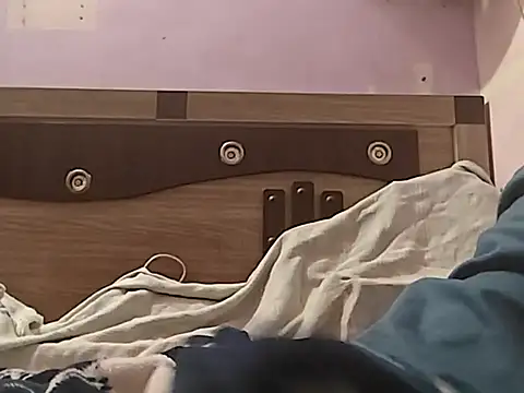 Snapshot of vickymtrb chatting on 12.21.25 vickymtrb online show from 12.21.25