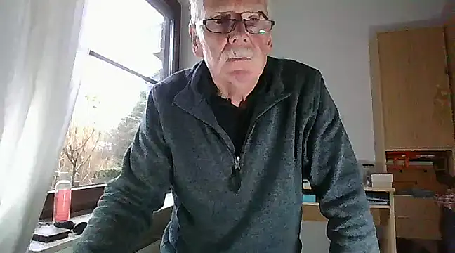 Snapshot of super-snoopy chatting on 01.05.25 super-snoopy online show from 01.05.25