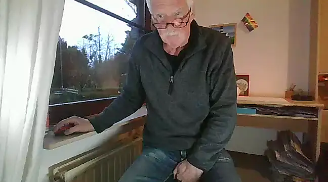 Snapshot of super-snoopy chatting on 01.26.25 super-snoopy online show from 01.26.25