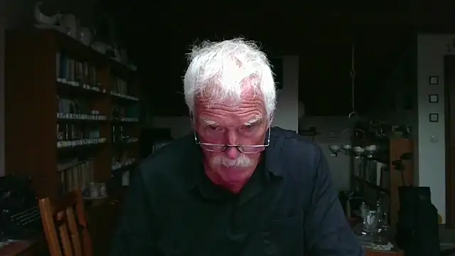 Snapshot of super-snoopy chatting on 09.21.25 super-snoopy online show from 09.21.25