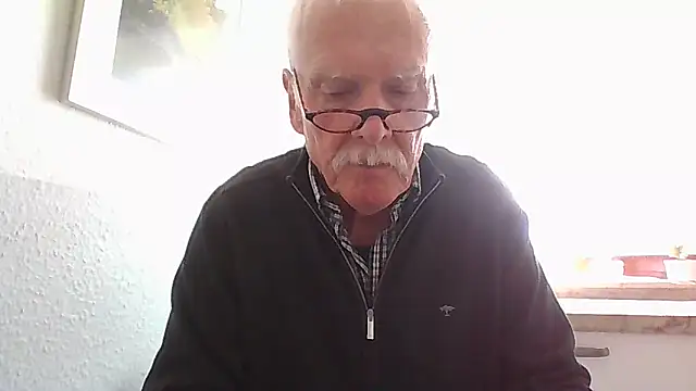 Snapshot of super-snoopy chatting on 04.07.26 super-snoopy online show from 04.07.26