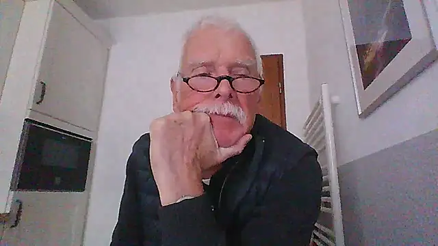 Snapshot of super-snoopy chatting on 04.13.26 super-snoopy online show from 04.13.26