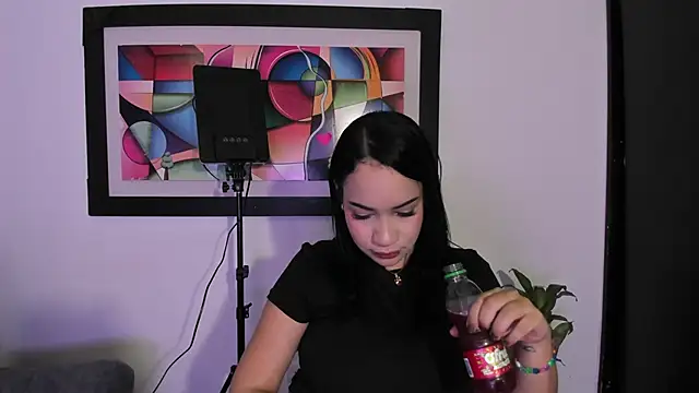 Kari Ruiz  online show from 04.20.26