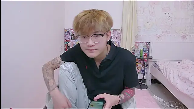 Snapshot of KK-cuteboy chatting on 04.10.26 KK-cuteboy online show from 04.10.26