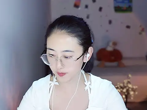 Queena  online show from 12.15.25