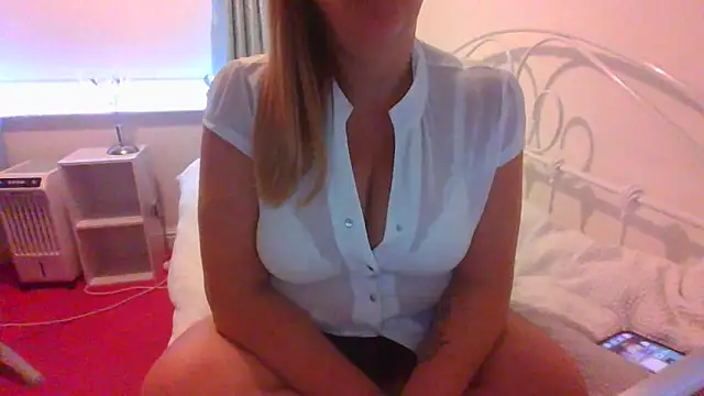 Snapshot of BbwGreenEyes69_ chatting on 10.09.25 BbwGreenEyes69  online show from 10.09.25